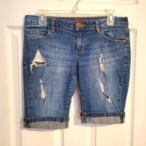 ARIZONA JEAN Co. distressed denim shorts Nine inch inseam Juniors Sz.7